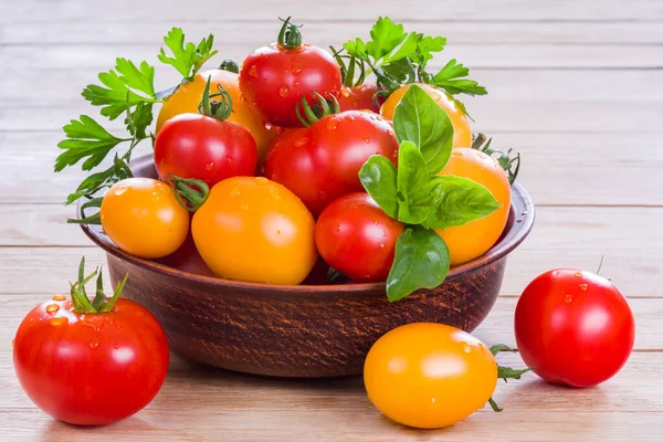 Tomates Fraîches Mûres Dans Une Assiette Sur Une Table Bois — Photo