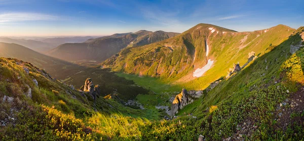 Dağlarda fantastik gündoğumu. Karpaty, Ukrayna, Europe.