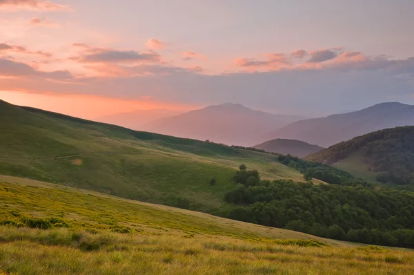 Barevné letní krajina v Karpatských horách — Stock fotografie