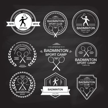 Badminton için farklı logo tipi şablonları kümesi. 