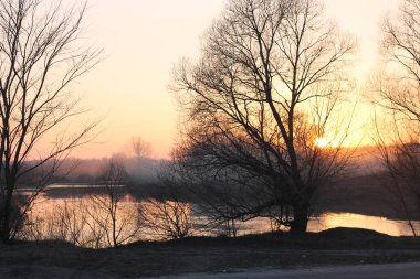 kırmızı gün batımı nehrin üzerinde