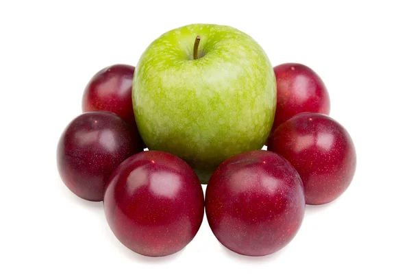 Зеленое яблоко и слива — стоковое фото
