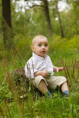 ormanda küçük çocuk