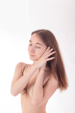 sessiz kız ellerini yüzüne yakın katlanmış