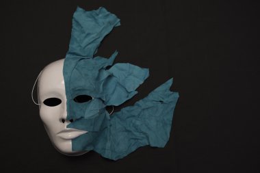 siyah zemin üzerine beyaz maske