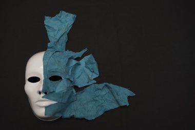 siyah zemin üzerine beyaz maske