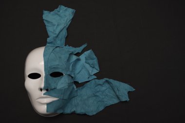 siyah zemin üzerine beyaz maske