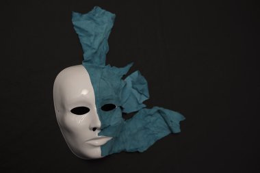 siyah zemin üzerine beyaz maske