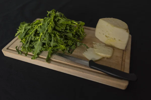 Verduras de nabo e queijo ricota — Fotografia de Stock