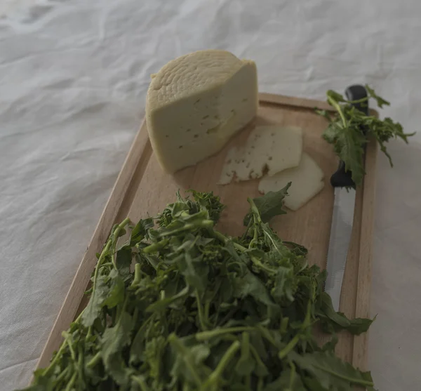 Verduras de nabo e queijo ricota — Fotografia de Stock