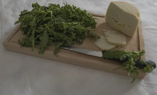 Verduras de nabo e queijo ricota — Fotografia de Stock