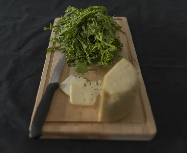 Verduras de nabo e queijo ricota — Fotografia de Stock