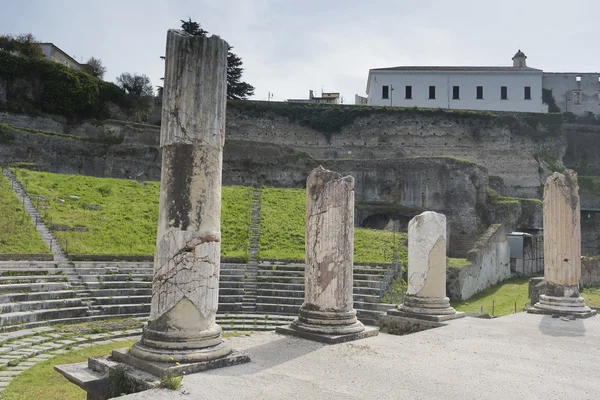 Sessa Aurunca, Itália, 2016 3 de abril. Vista da antiga se romana — Fotografia de Stock