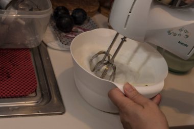 Buğday unlu bowin, Moscato D 'Asti pastası. Yakından çekilen tahta kaşık. Yumurta sarısı.