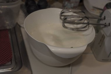 Buğday unlu bowin, Moscato D 'Asti pastası. Yakından çekilen tahta kaşık. Yumurta sarısı.