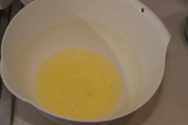 Buğday unlu bowin, Moscato D 'Asti pastası. Yakından çekilen tahta kaşık. Yumurta sarısı.