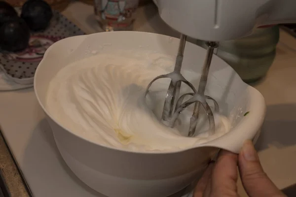Buğday unlu bowin, Moscato D 'Asti pastası. Yakından çekilen tahta kaşık. Yumurta sarısı.