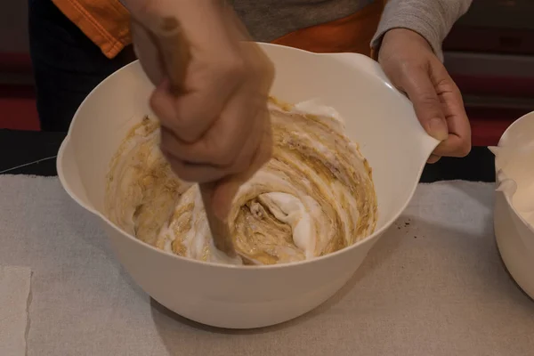 Schüssel Mit Weizenmehl Zubereitung Kuchen Moscato Asti Nahaufnahme Foto Kochlöffel — Stockfoto