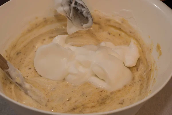 Buğday unlu bowin, Moscato D 'Asti pastası. Yakından çekilen tahta kaşık. Yumurta sarısı.