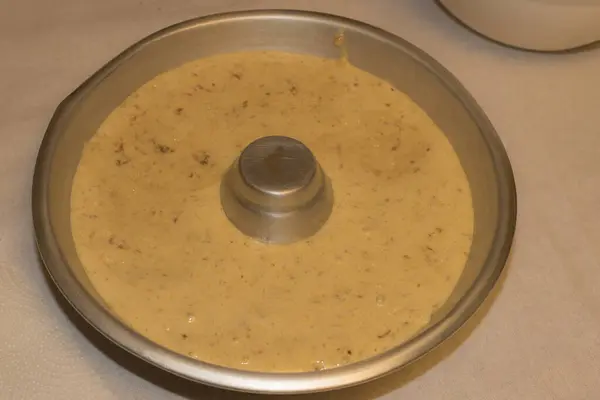 Buğday unlu bowin, Moscato D 'Asti pastası. Yakından çekilen tahta kaşık. Yumurta sarısı.