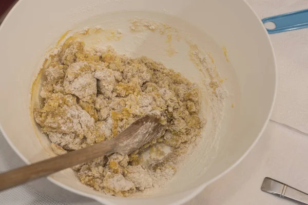 Buğday unlu bowin, Moscato D 'Asti pastası. Yakından çekilen tahta kaşık. Yumurta sarısı.