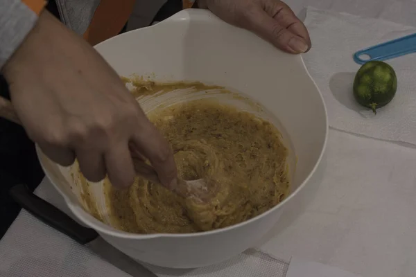 Buğday unlu bowin, Moscato D 'Asti pastası. Yakından çekilen tahta kaşık. Yumurta sarısı.