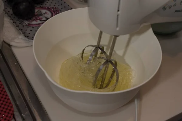 Buğday unlu bowin, Moscato D 'Asti pastası. Yakından çekilen tahta kaşık. Yumurta sarısı.