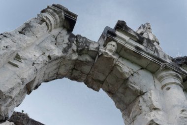Roma amfi tiyatrosu. Arenanın ve antik harabelerin dış görünüşü. Arkaplanda yağmurlu bir günün gri ve bulutlu gökyüzü.