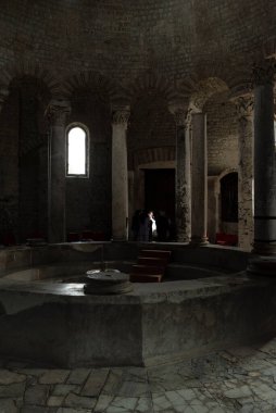 Nocera, Campania, İtalya 'daki Paleochristian Baptistery' nin dış ve iç görüşleri. Sütunların ve vaftiz yazıtiplerinin ayrıntıları.