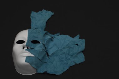 Siyah arka plan üzerine beyaz maske deri ile kaplı