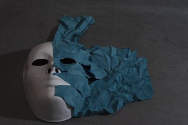 Siyah arka plan üzerine beyaz maske deri ile kaplı