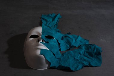 Siyah arka plan üzerine beyaz maske deri ile kaplı