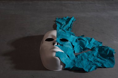 Siyah arka plan üzerine beyaz maske deri ile kaplı