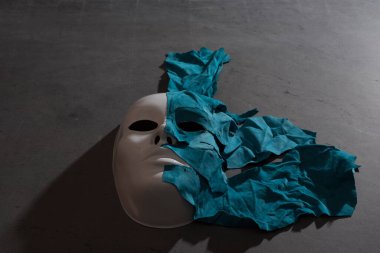 Siyah arka plan üzerine beyaz maske deri ile kaplı