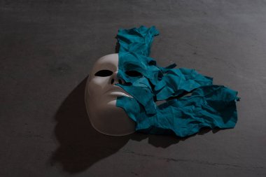 Siyah arka plan üzerine beyaz maske deri ile kaplı