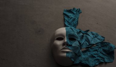 Siyah arka plan üzerine beyaz maske deri ile kaplı