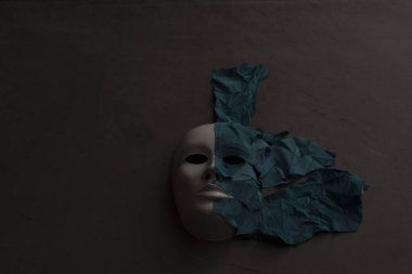 Siyah arka plan üzerine beyaz maske deri ile kaplı