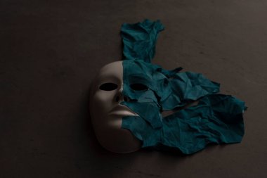 Siyah arka plan üzerine beyaz maske deri ile kaplı