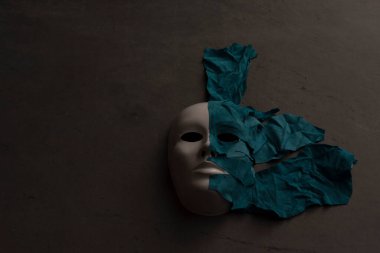 Siyah arka plan üzerine beyaz maske deri ile kaplı