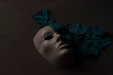 Siyah arka plan üzerine beyaz maske deri ile kaplı