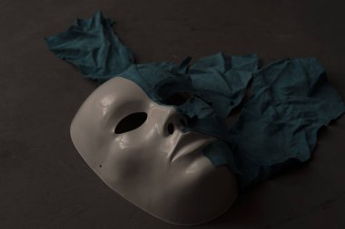 Siyah arka plan üzerine beyaz maske deri ile kaplı