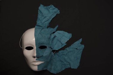 Siyah arka plan üzerine beyaz maske deri ile kaplı