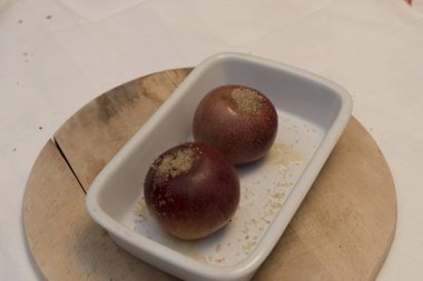 Dört İtalyan Elması, Çikolata, Ceviz ve Tarçın. Tatlı hazırlamak için bir tarif. Tüm Hazırlık.