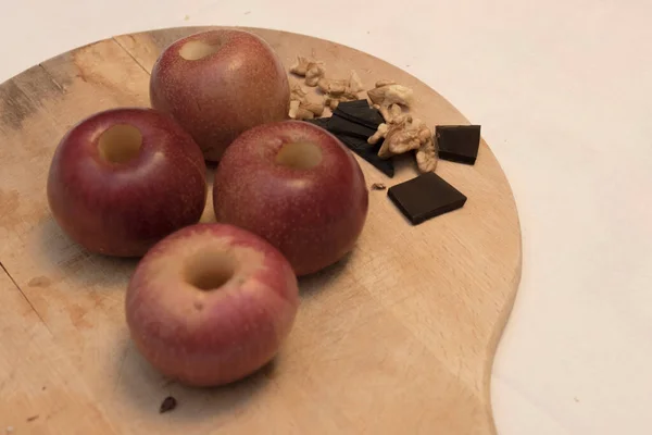 Vier Italiaanse Appels Chocolade Walnoten Kaneel Recept Een Zoete Bereiden — Stockfoto