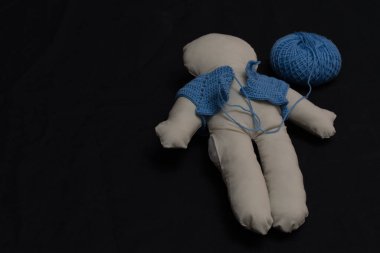 El yapımı yünlü kumaş bebek yapmak, örgü örmek, kağıt şablonu takip etmek. Siyah Arkaplan, Nikon D750 tam kare. yün süveter mavisi.