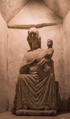 Meryem Ana 'nın çocuklu heykeli..