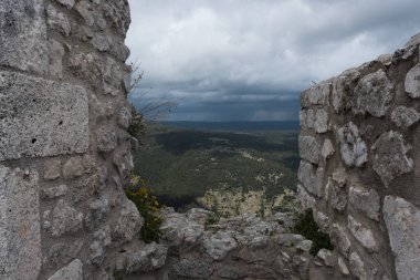 Frederick 'in Kalesi' nin duvarları ve çentikli taşları. Vadinin üstündeki kuleden bak..