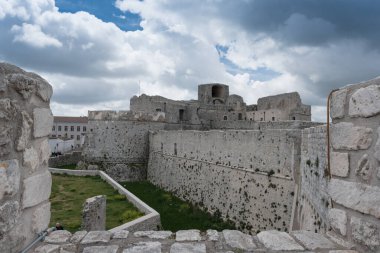 Frederick 'in Kalesi' nin duvarları ve çentikli taşları. Duvarların üzerinden kuleden bak..