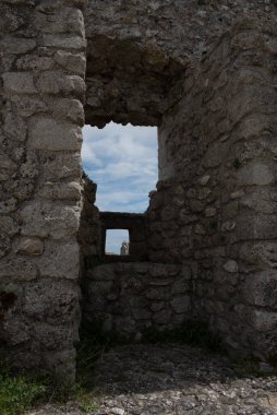 Monte Sant 'Angelo' da. Kale duvarlarının manzarası. Devlerin Kulesi..