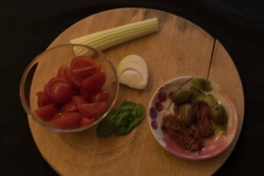 Makarna salatası, kiraz domatesleri ve diğer çiğ sebzeler için malzemeler.